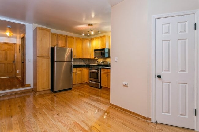 Kitchen - 320 6th St Unit 1