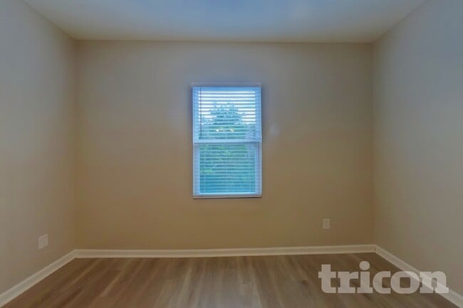Photo - 180 Bowen Way