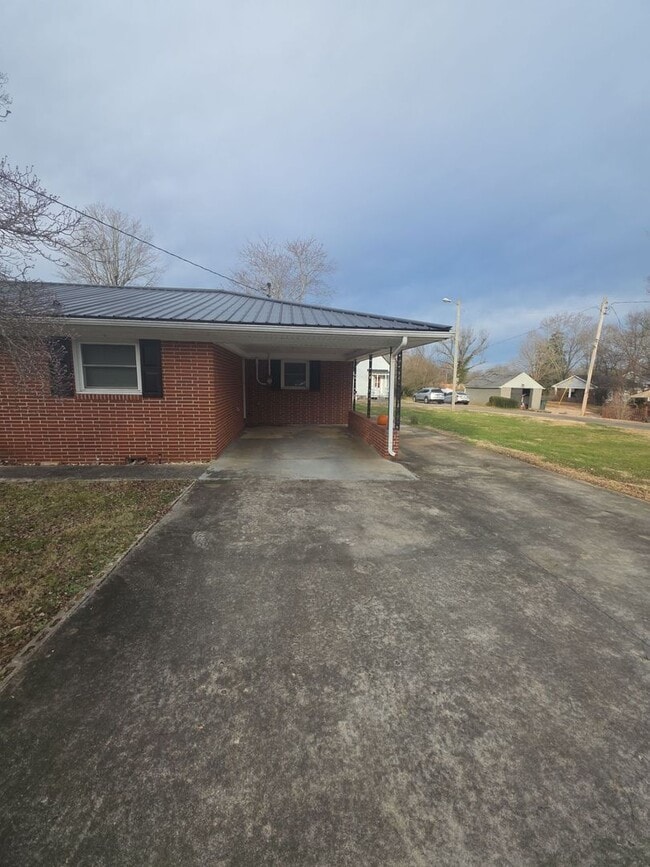 Photo - 3-Bedroom Home with Fireplace and Covered Patio in Sparta