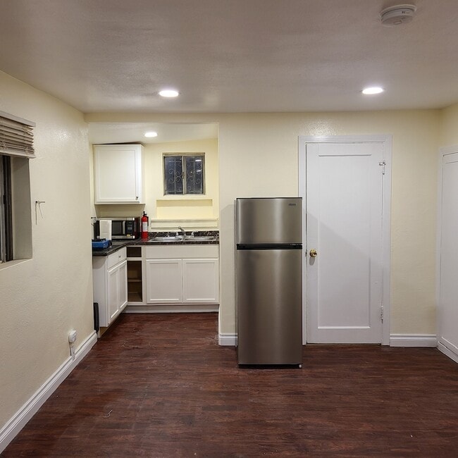 Photo - 1447 W 56th St