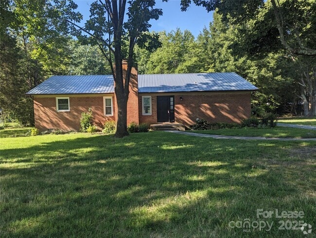 Building Photo - 632 Catawba Cir N Rental