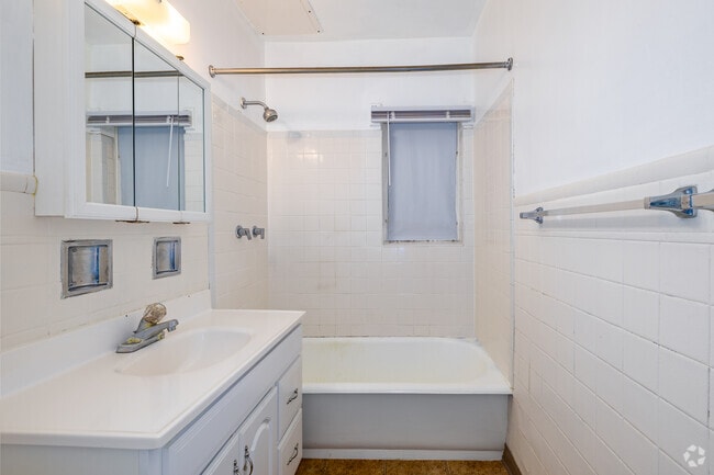 1BR, 1BA - 700SF - Primary Bathroom