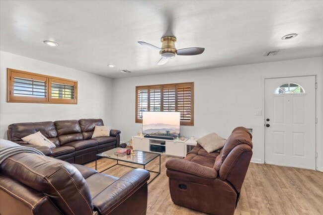 Photo - 535 W 19th St