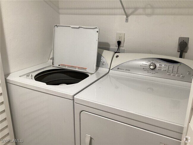 Building Photo - 5565 Trailwinds Dr Unit 213 Rental