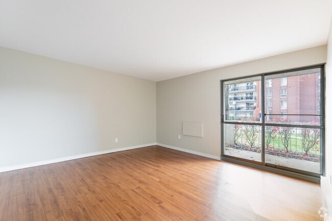1BR, 1BA - 696SF -Living Room - Spanish Trio