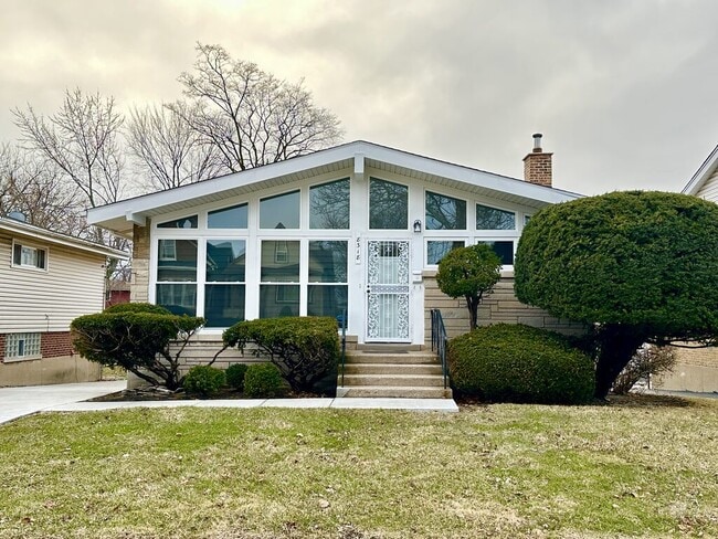 Building Photo - 8318 S Dorchester Ave Unit ESH