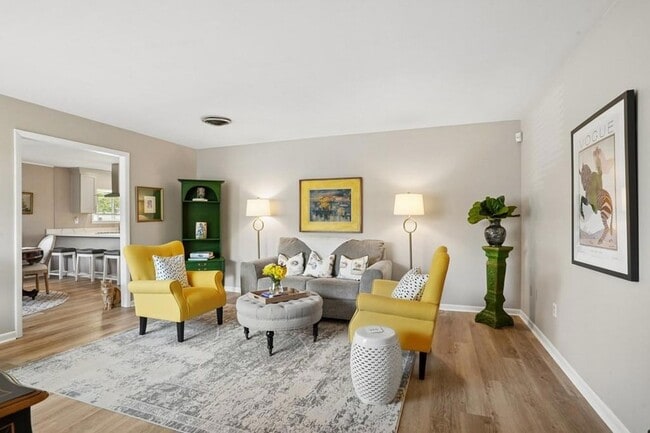 Photo - 102 N Dabney Dr