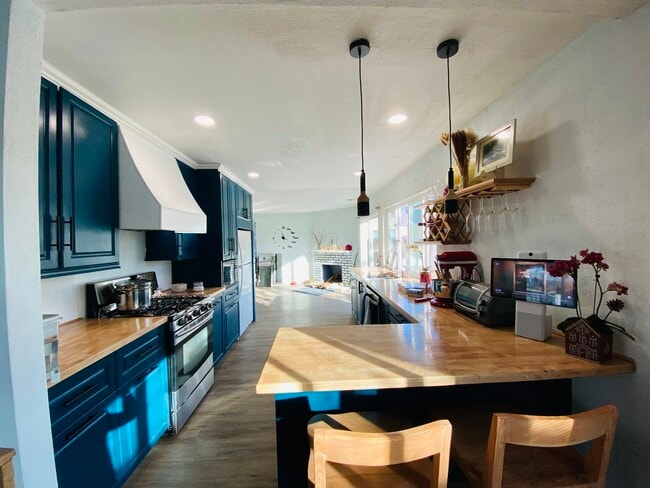 Building Photo - 2506 Cabrillo Dr Unit Main