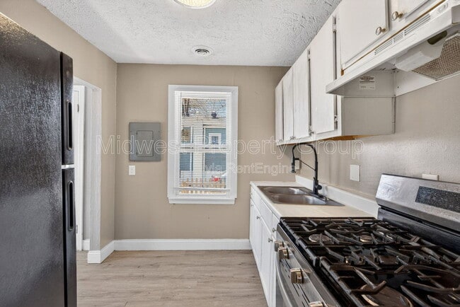 Photo - 8921 Higginson Ave