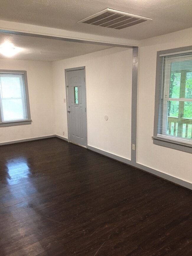 Photo - 300 Brenda St