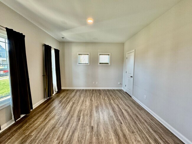 Photo - Beautiful 3 Bedroom home offering 1/2 OFF ...