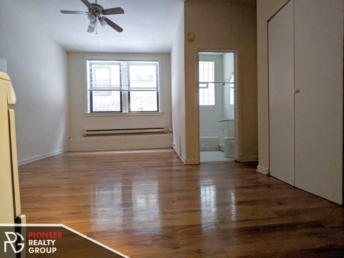 Photo - 1050 W George St Apartment