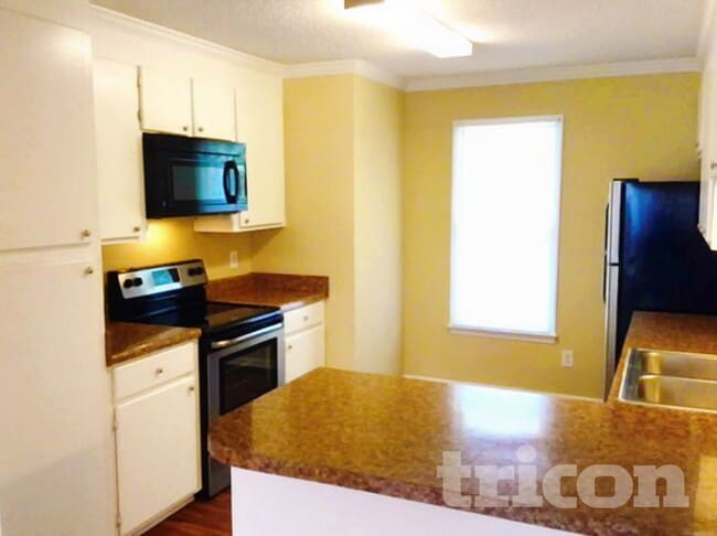 Photo - 204 Woodchase Ln