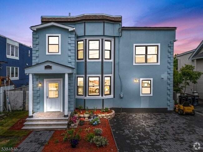 Building Photo - 70 Bruno St Rental