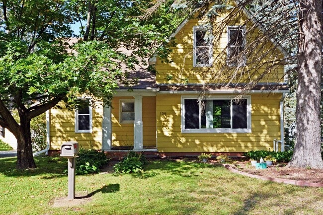 Building Photo - Beautiful 3-Bed 1.5-Bath Home in Forest La...