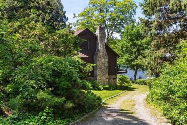 Building Photo - 30 Lake Dr Rental