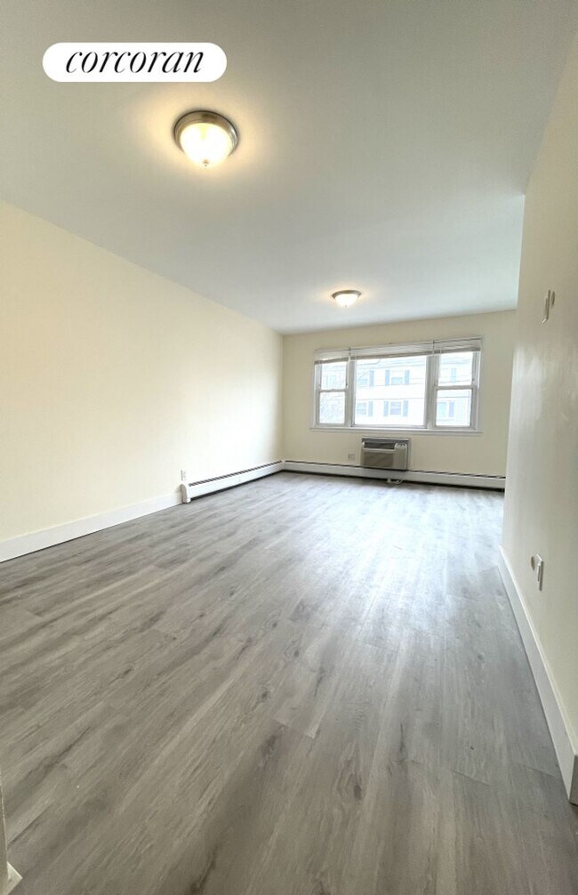 Photo - 15-35-35 209th St