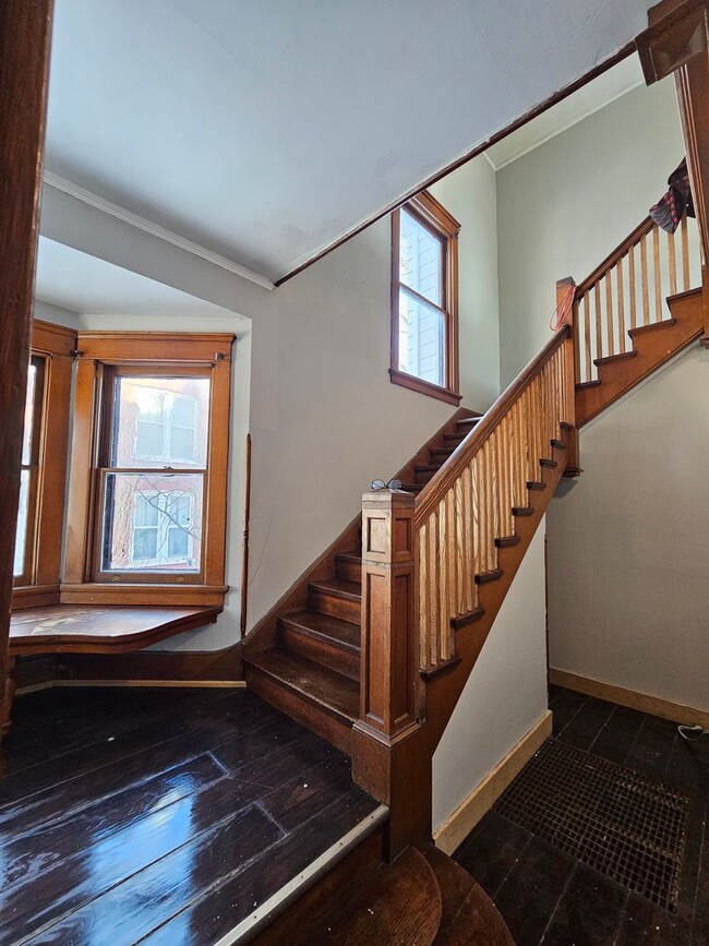 Building Photo - 2109 Roosevelt St Unit Apt 2