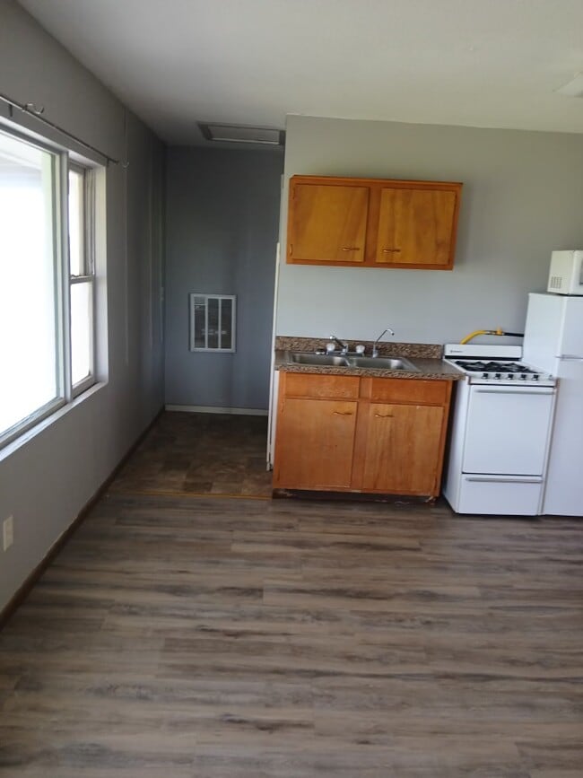 Photo - 758 W G Rd