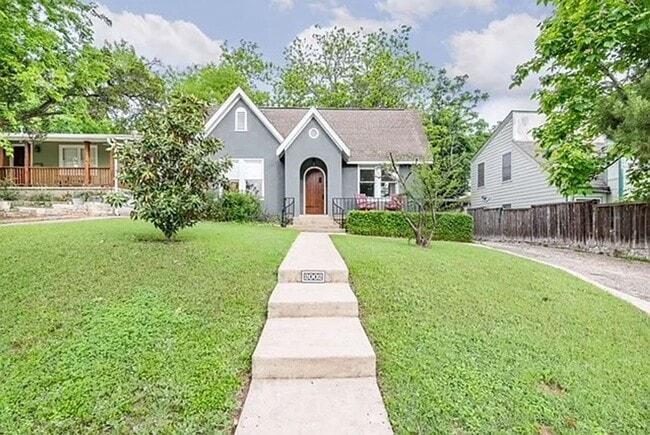 Beautiful Tudor Style Home in highly desir... - Beautiful Tudor Style Home in highly desir...