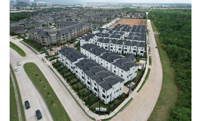 Building Photo - 2802 Grand Fountains Dr