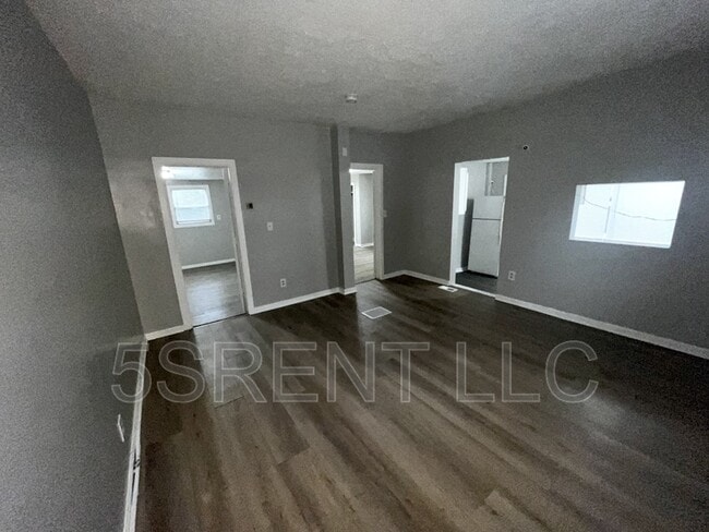 Building Photo - 240 S Mary Ellen St Unit B Rental