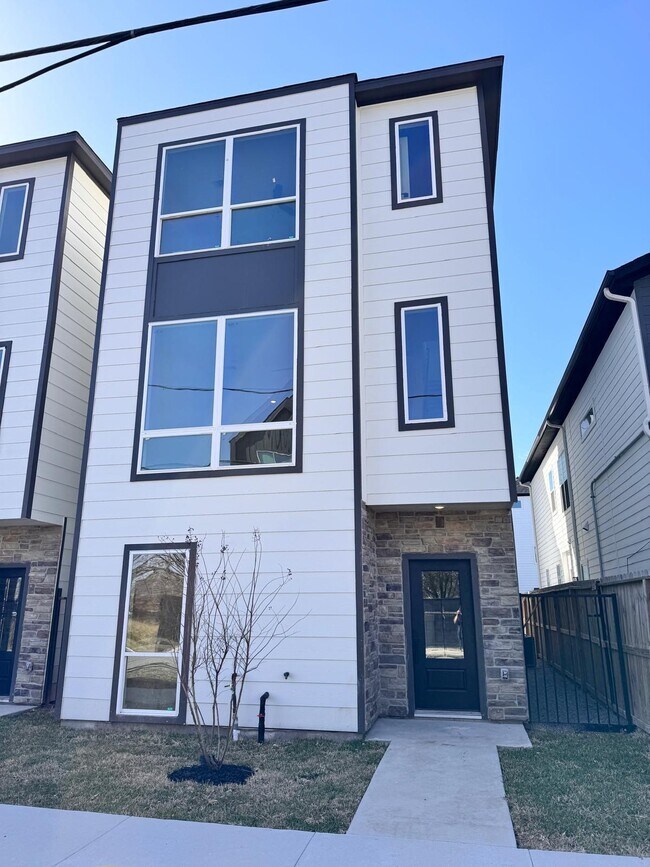 Photo - 2708 Nagle St