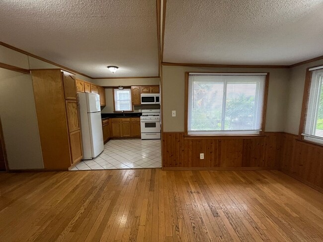 Building Photo - Gorgeous 2 Bedroom House with Massive Two Car Garage! Apply Today!