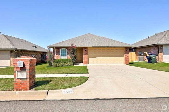 Building Photo - Fantastic home in excellent condition. Off...