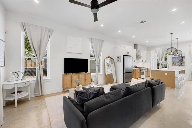 Photo - 5007 Lott Ave