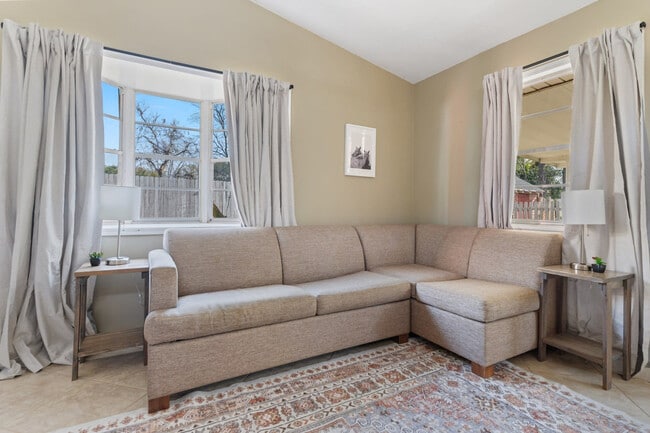 Photo - 2004 Capitol Ave Unit ID1043879P