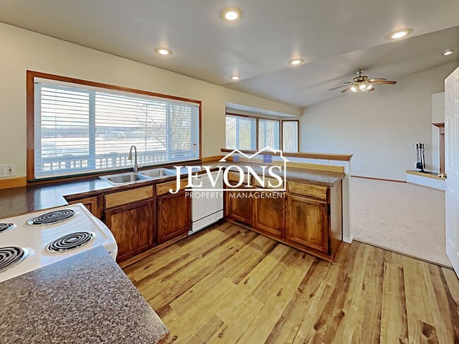 Building Photo - 10709 Roseberg Ave S Unit A
