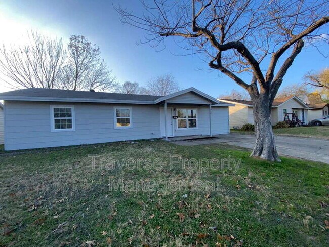 Photo - 905 Milam Dr