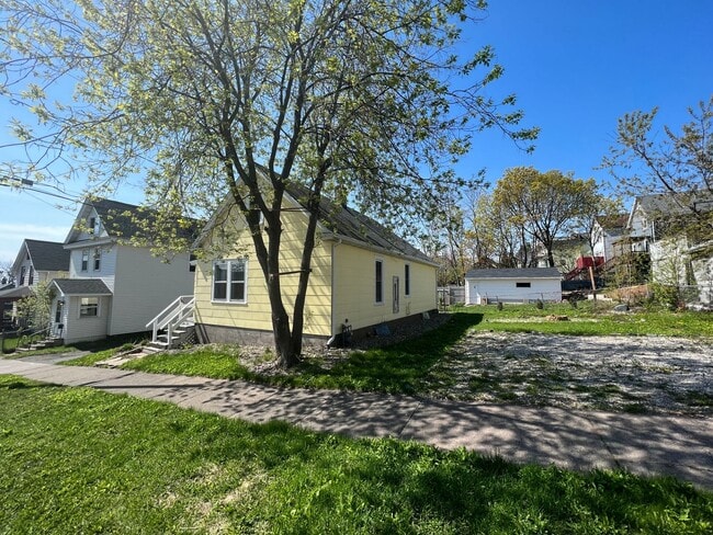 Photo - AVAILABLE JUNE - Perfect 2 Bed 1 Bath In Hillside Neighborhood