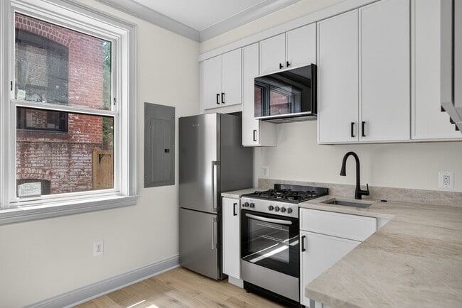 Photo - 311 East Capitol St SE Unidad #2