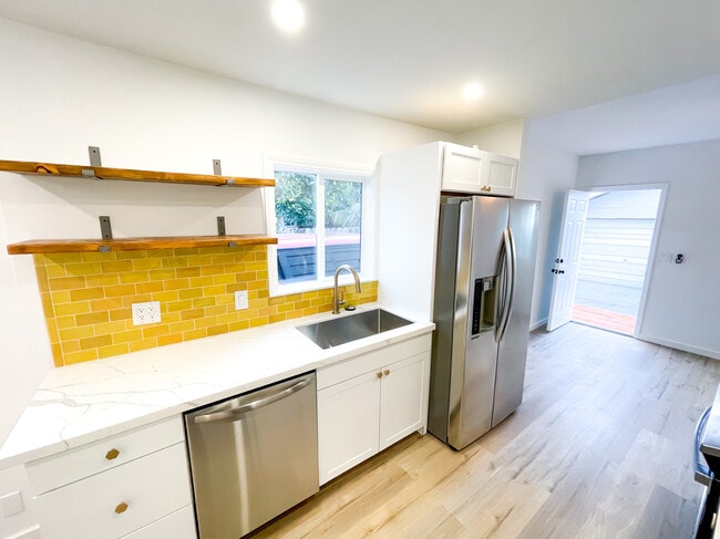 Kitchen - 162 Comstock Dr