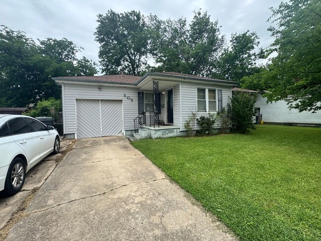Building Photo - Three Bedroom Home with Privacy Fenced Yard
