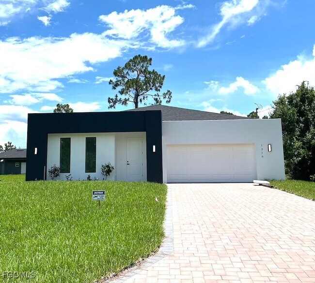 Building Photo - 1218 Eclat St E