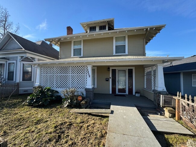 Building Photo - Charming 4 bedroom home