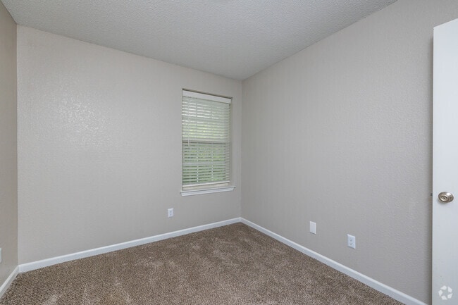 3BR, 2BA - 1350 SF