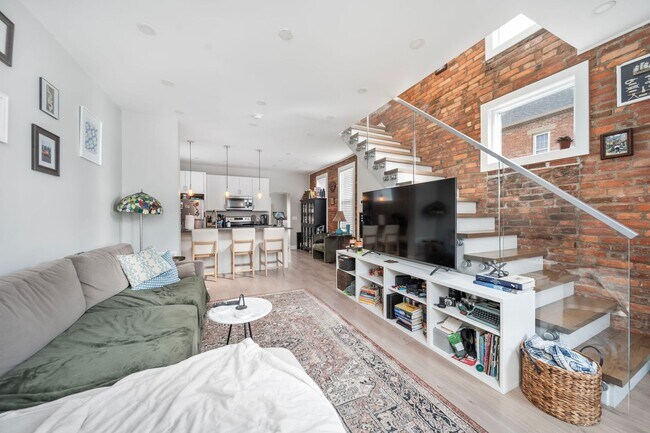 Photo - EAST FRANKLINTON ARTIST DISTRICT!  SUNNY N...