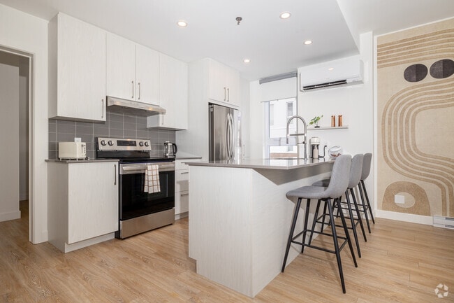 2BR, 2BA - 1155SF - Kitchen - Loggia Saint-Lambert