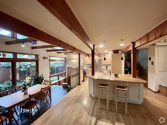 Building Photo - 1555 Oak Ave Rental