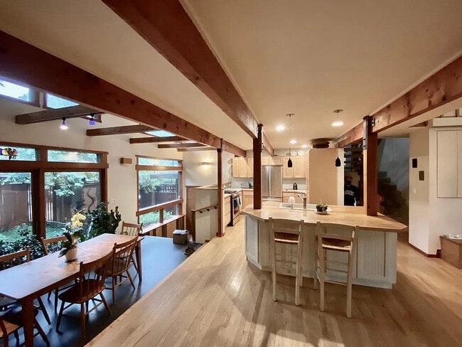 Building Photo - 1555 Oak Ave Rental