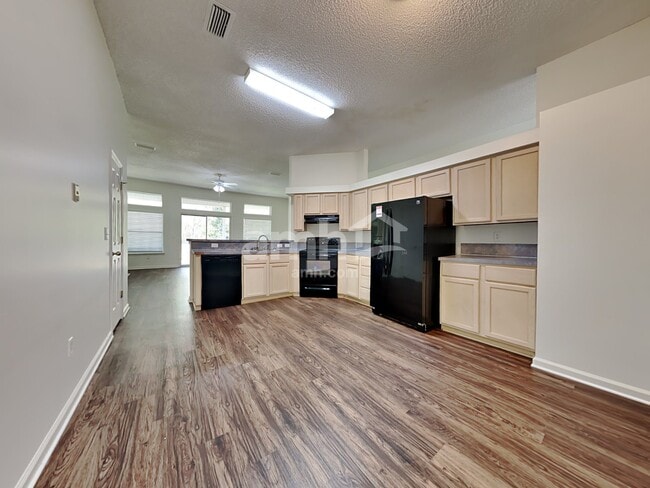 Photo - 5682 Shady Pine St S