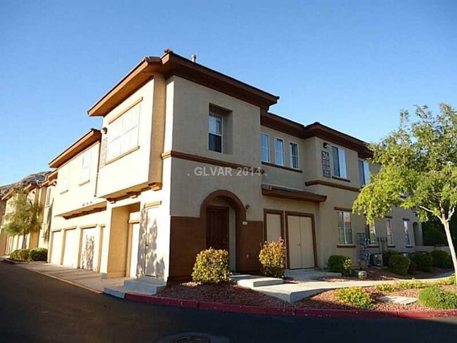 Building Photo - Rare & hard to find 2 BED & 2 BATH with ATTACHED GARAGE.