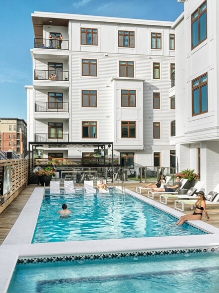 Pool & Sun Deck