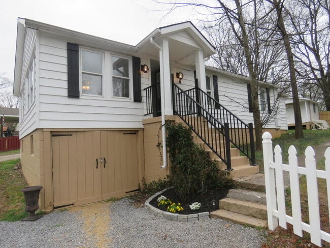 Building Photo - 106 Persimmon Way