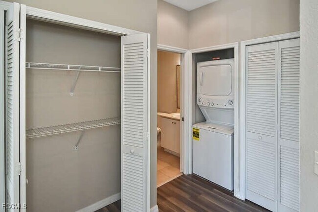 Building Photo - 8331 Bernwood Cove Loop Unit 1402