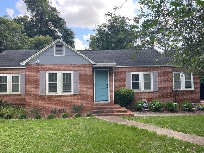 Building Photo - Beautiful 3 bedroom home with large backyard